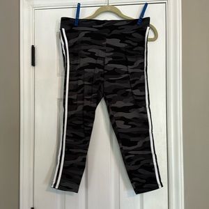 EUC Torrid Cropped Leggings